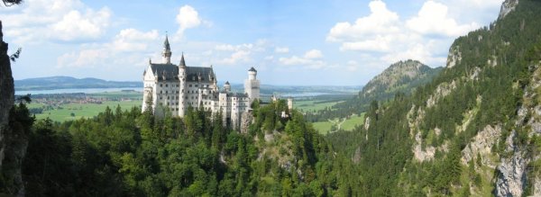 Neuschwanstein from bridge2.jpg