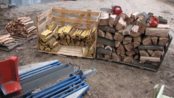 Aerial view of Split from ONe Pile of Logs on Bucking Trailer.jpg