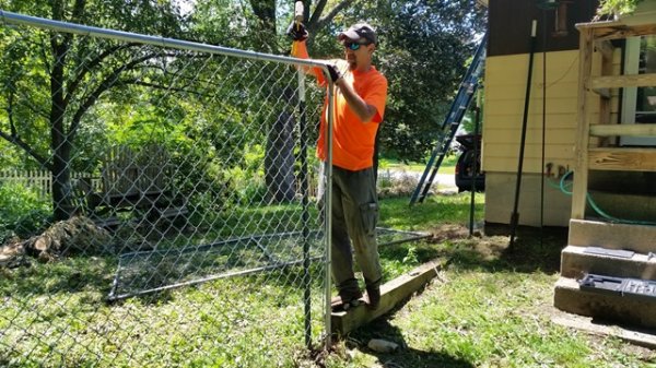 Fishingpol straightening fence.jpg