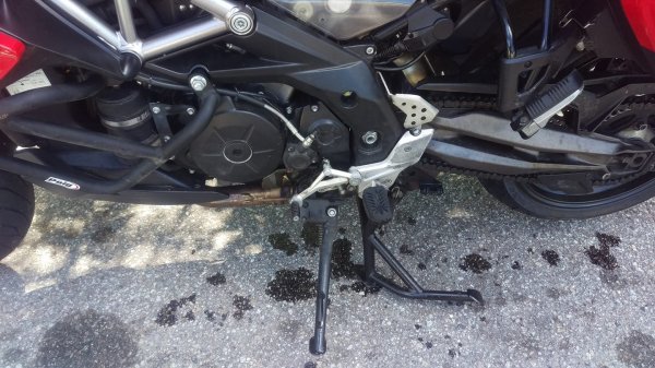 oil leak not HD bike.jpg