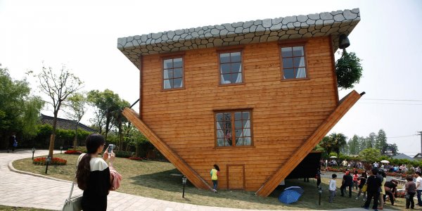 54c1568944187_-_hbx-upside-down-house-de.jpg