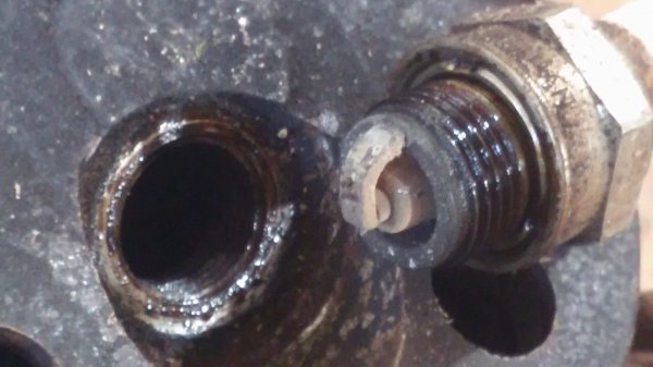 20190101-chainsaw-rebuild-3-353G-etech-3-sparkplug.jpg