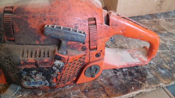 20190101-chainsaw-rebuild-2-353G-etech-1-broke-handle.jpg