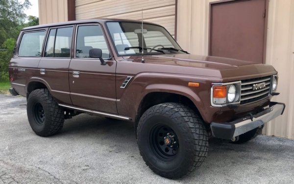 1984_toyota_land_cruiser_fj60_1548527221f9f98764daIMG_8687-940x588.jpg
