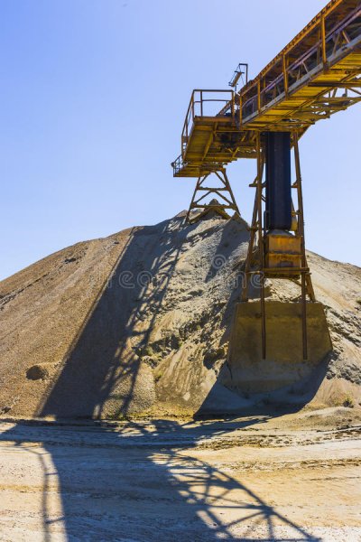 gravel-pit-industrial-sorter-machinery-clear-blue-sky-64569429.jpg