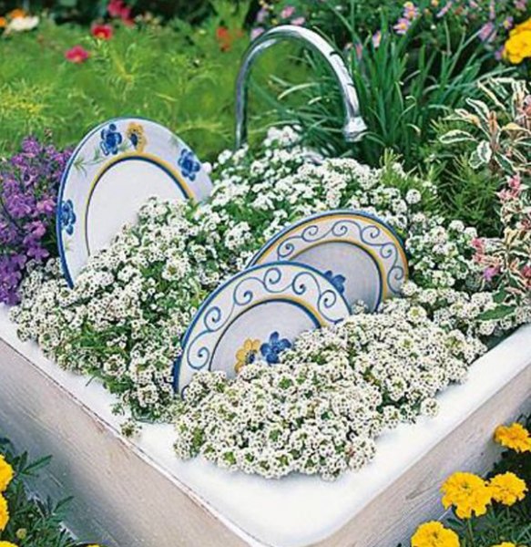 repurposed-kitchen-sink-garden-decor.jpg