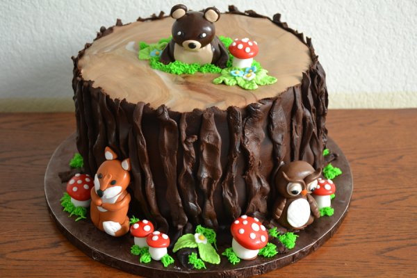 1iZrcnvkk8-tree-stump-cake-with-woodland-animals_900.jpg