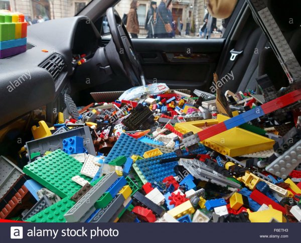 lego-pieces-donated-to-ai-weiwei-in-car-in-courtyard-of-royal-academy-F6ETH3.jpg