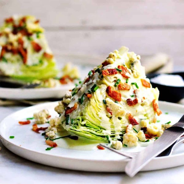 Iceberg-Wedge-Salad-with-Bacon-and-Blue-Cheese-served-on-white-plates-featured.jpg