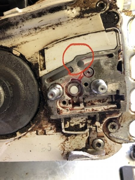 Stihl chainsaw leaks bar oil top