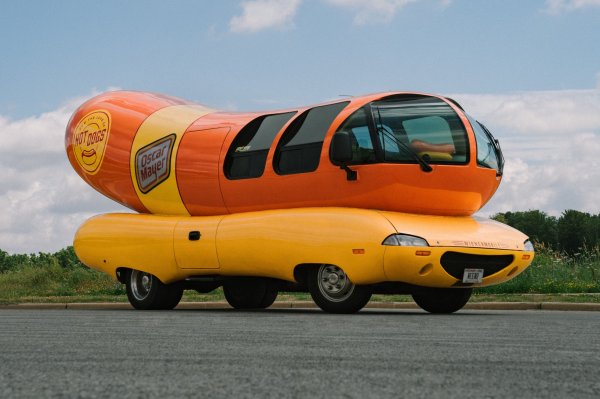 6186f6ab-c15c-4ccb-b9aa-e0b5e5ee07d7-Oscar_Mayer_Wienermobile_exterior_2.jpg