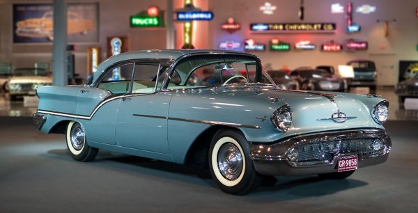 1957_Oldsmobile_Super_88_1.jpg