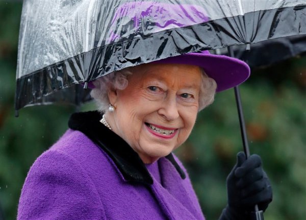 queen-elizabeth-umbrella-2017-today-180302-02_e64160b7e328cafc17fa655f427e313b.fit-760w.jpg