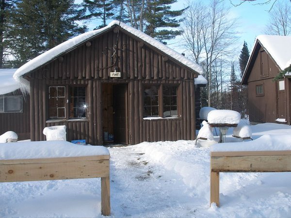 800px-Cabin_on_Blue_Lake_in_UP.jpg