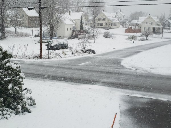 snow at 9am startign to stick to road.jpg