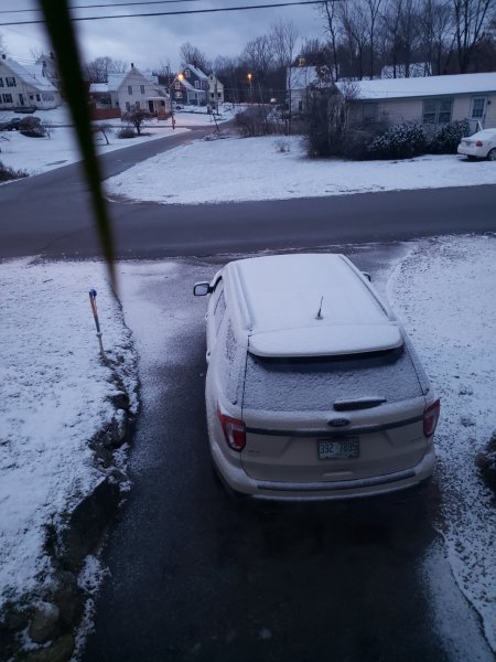 First snow 11-27-21 front yard.jpg