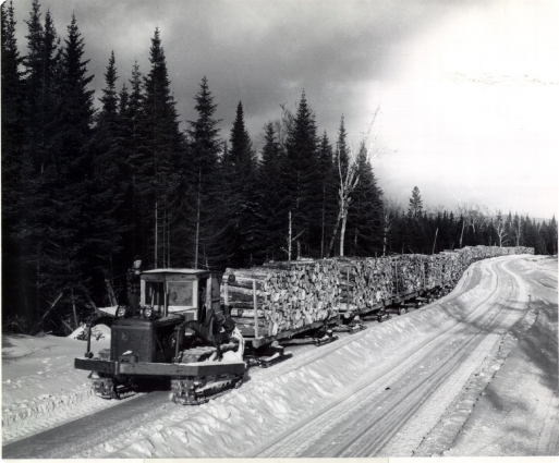 tractor_pulling_train_over_the_road-182-550-425-100-rd-255-255-255.jpg