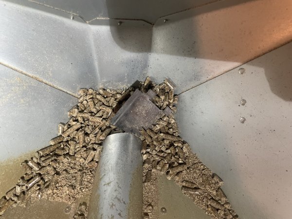LopiPioneerBay1-AshDoorCoverfromFireBoxInHopper.jpg