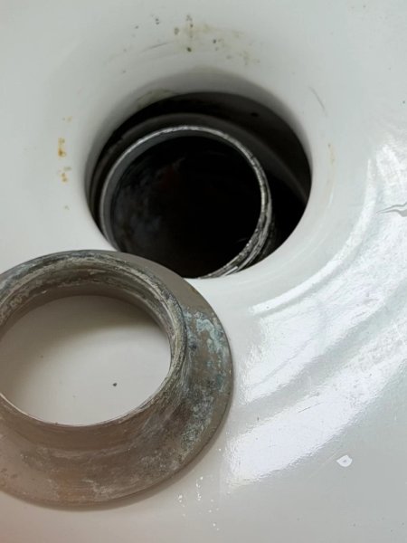 PedestalFaucetRep17-DrainPipeAndRingIsOut.jpg