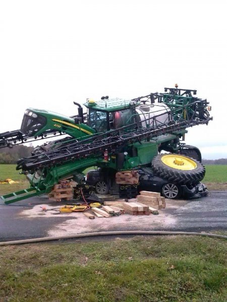 Accident-crop sprayer vs car.jpg